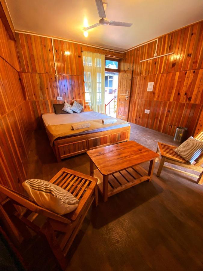 Pine Tower Inn Manāli Kültér fotó