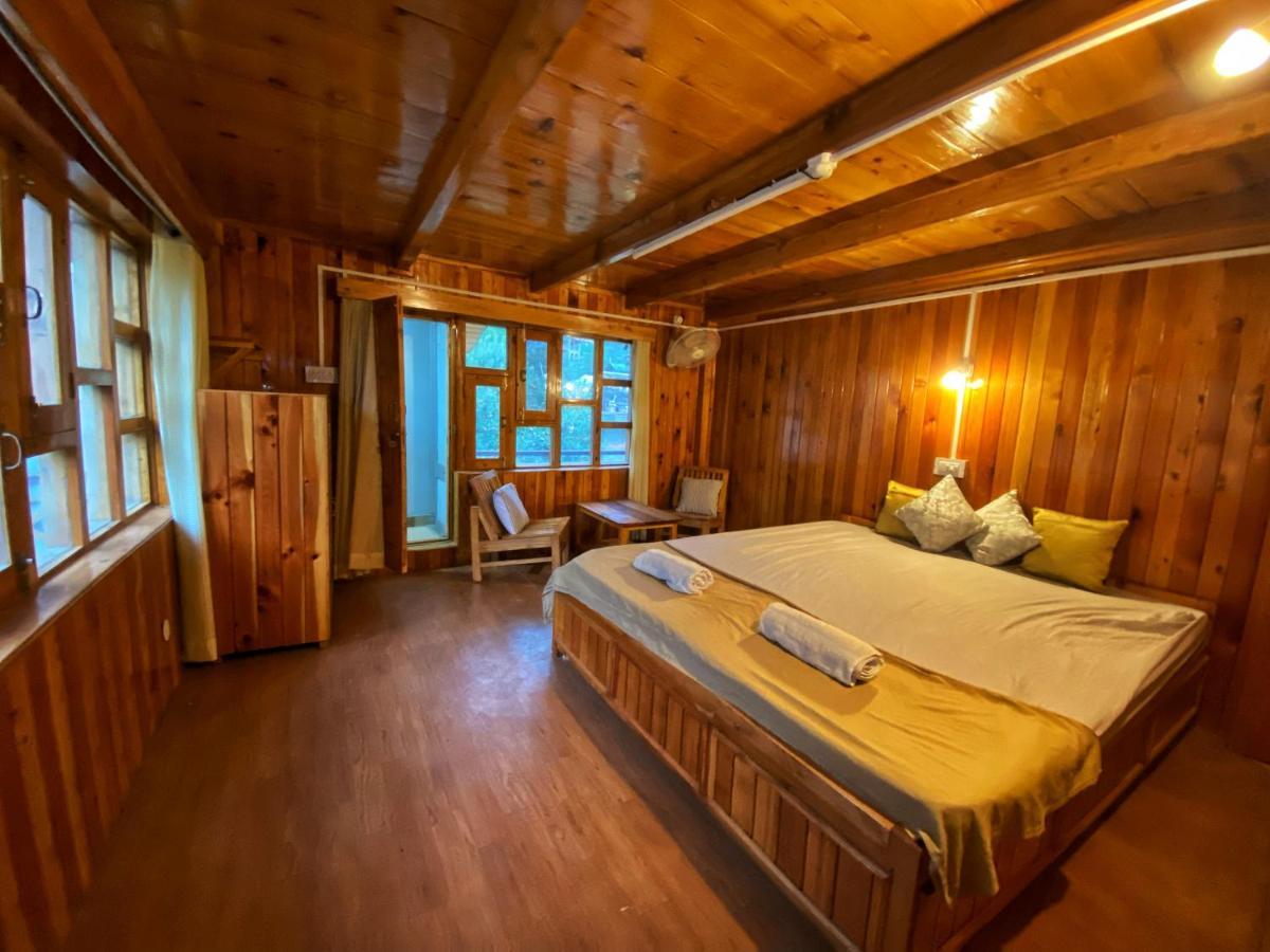 Pine Tower Inn Manāli Kültér fotó