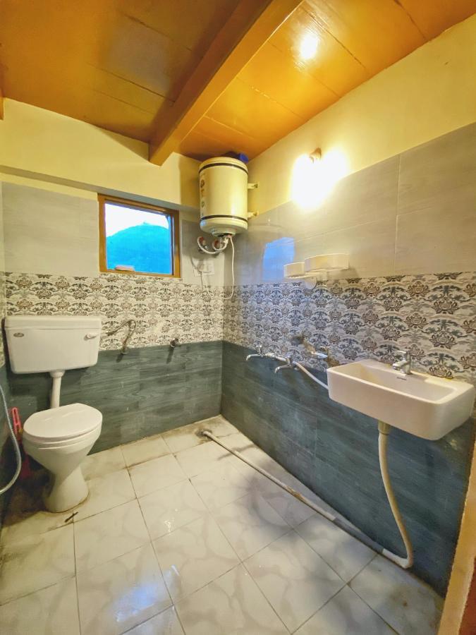 Pine Tower Inn Manāli Kültér fotó